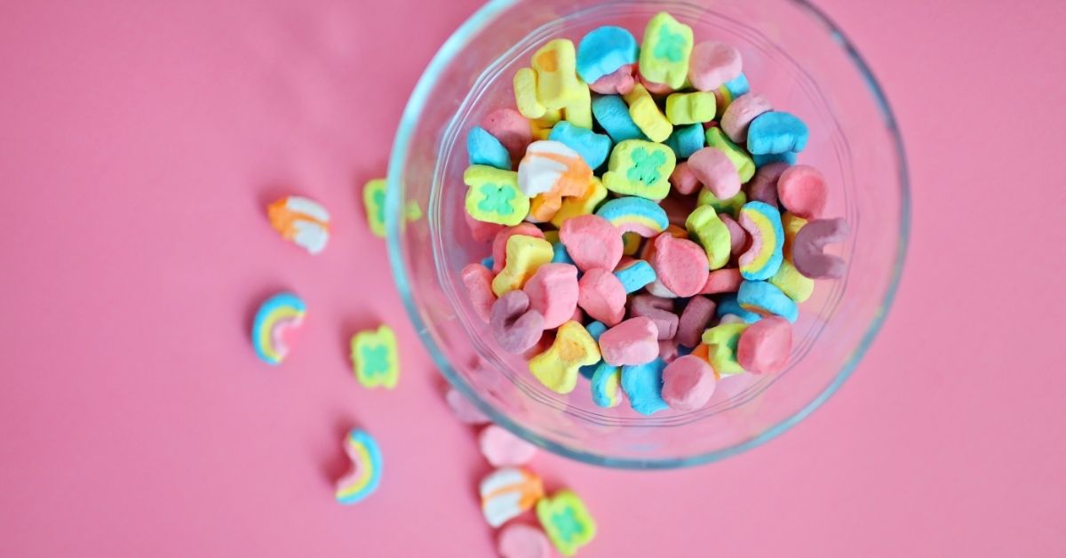 Colorful marshmallows in a bowl.